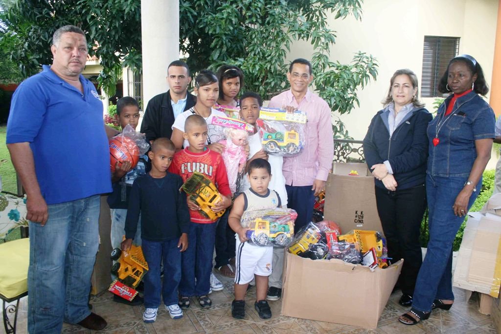 Los niñas y niñas de la Escuela de la Diversidad reciben juguetes del senador José Rafael Vargas en la foto también figura Doña Olga Espaillat directora del Colegio Educare.